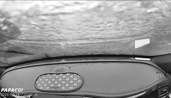 皮卡车积水路高速超车 溅起水浪致后车“失明”