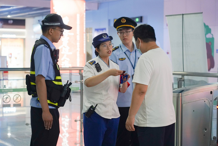 济南公共交通乘车秩序整治显效 月查违规千余起